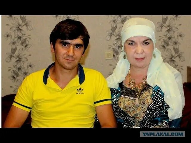 Русская женщина с таджиком. Русская женщина с таджиком. Таджик младше русской. Таджики парни. Узбек и русская.