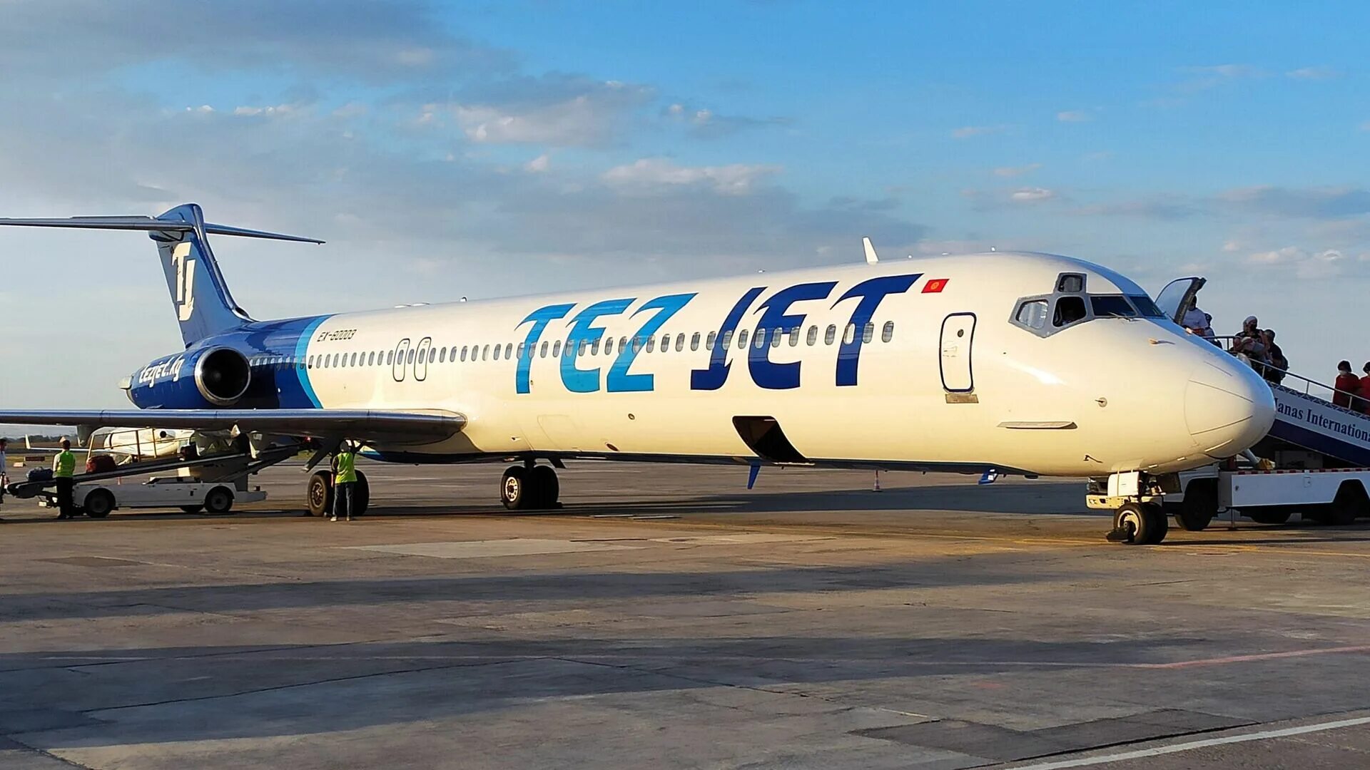 Бишкек баткен авиабилеты. Tez jet авиакомпания. тез жет самолет. самолет аэропорт кыргызстана. авиабилеты джалал абад бишкек.