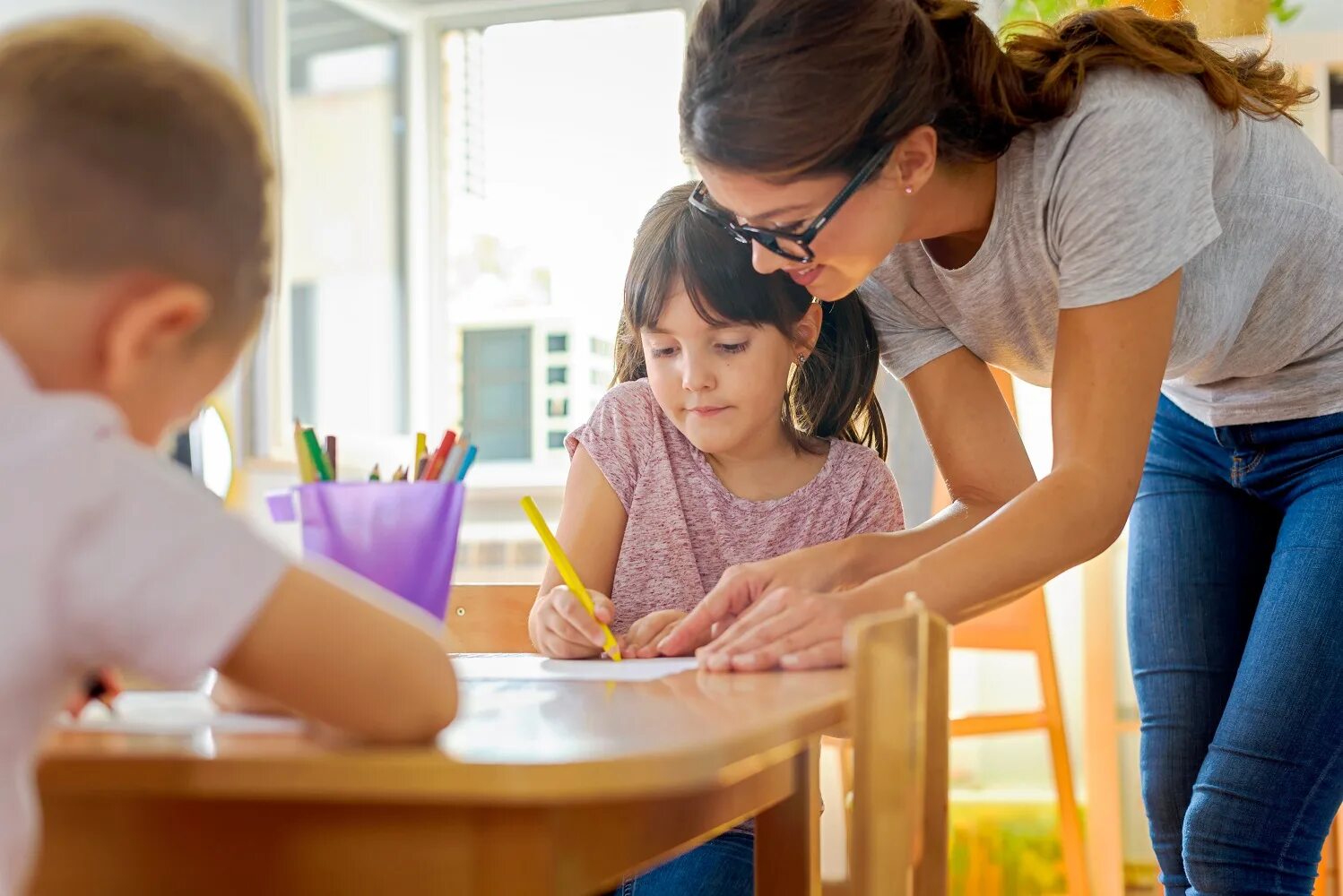 Preschool teachers. Дети учатся. Обучение детей. Частная школа стоковое фото. Воспитатель улыбается.