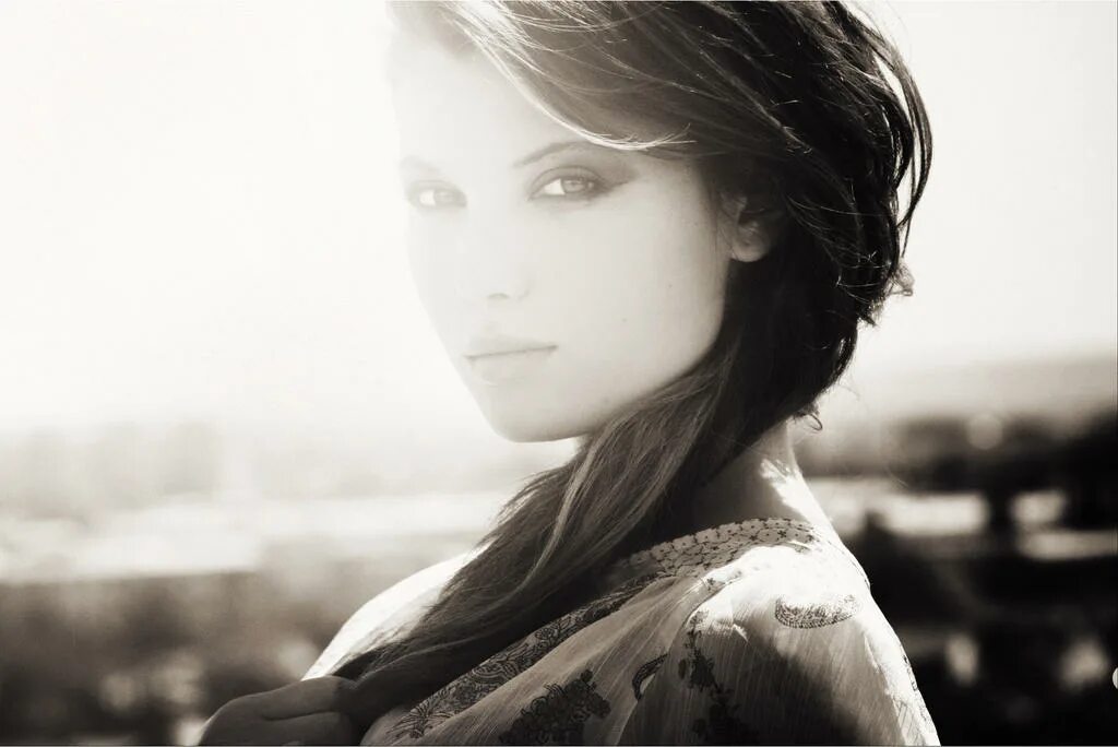 Гордая девушка. Образ блондинки. Женщина в черном платье. Задумчивая женщина. Задумчивая блондинка.