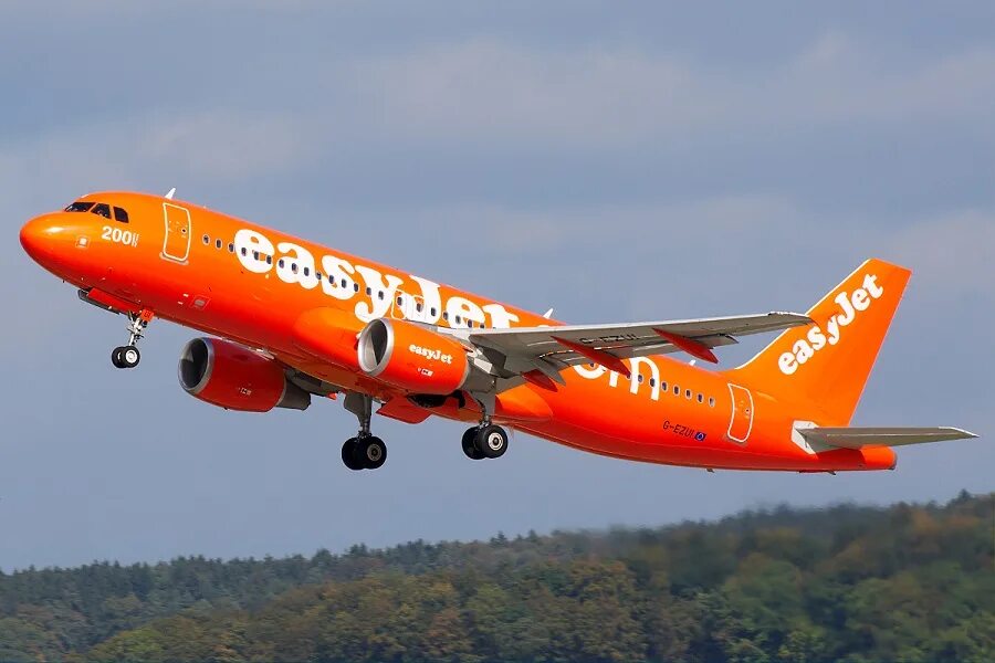 Лоукостер. Изиджет авиакомпания. easyjet самолеты. лоукостер a320. оранжевый самолет.