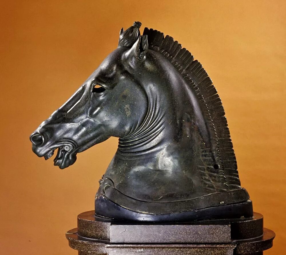 Атлант древняя греция статуя. Культура античности древняя греция. Кариатиды храма эрехтейон. Голова коня скульптура. Ткань на книгах скульптура.