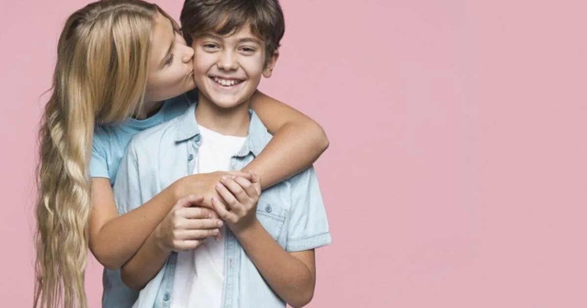 Счастливые подруги. 2 подруги смеются. Подруги смеются. Haley reed. Фотосессия двух подруг в студии.