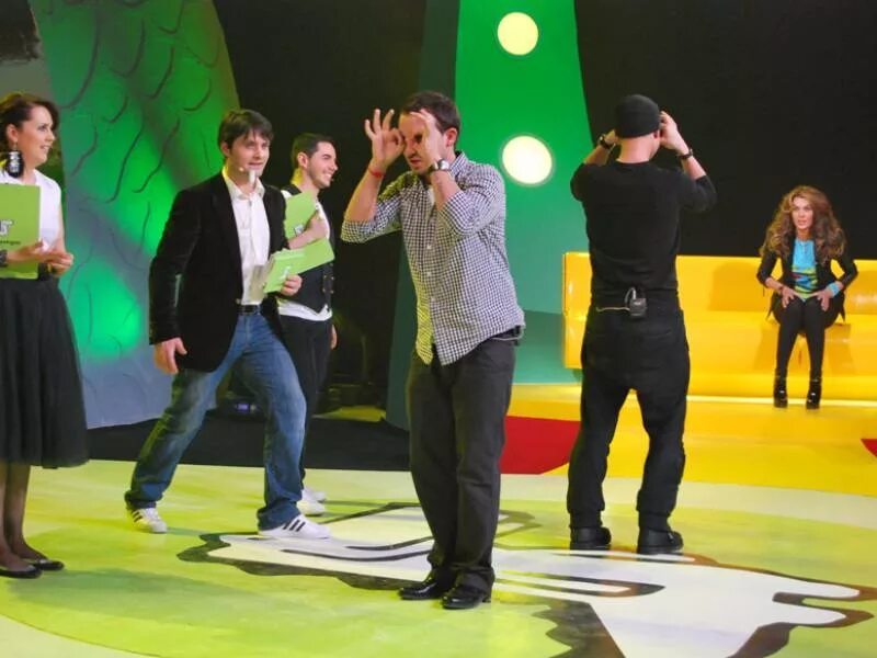 Игра крокодил человек. Игра крокодил. Люди играют в крокодила фото. Игра крокодил человек. Игра крокодил человек.