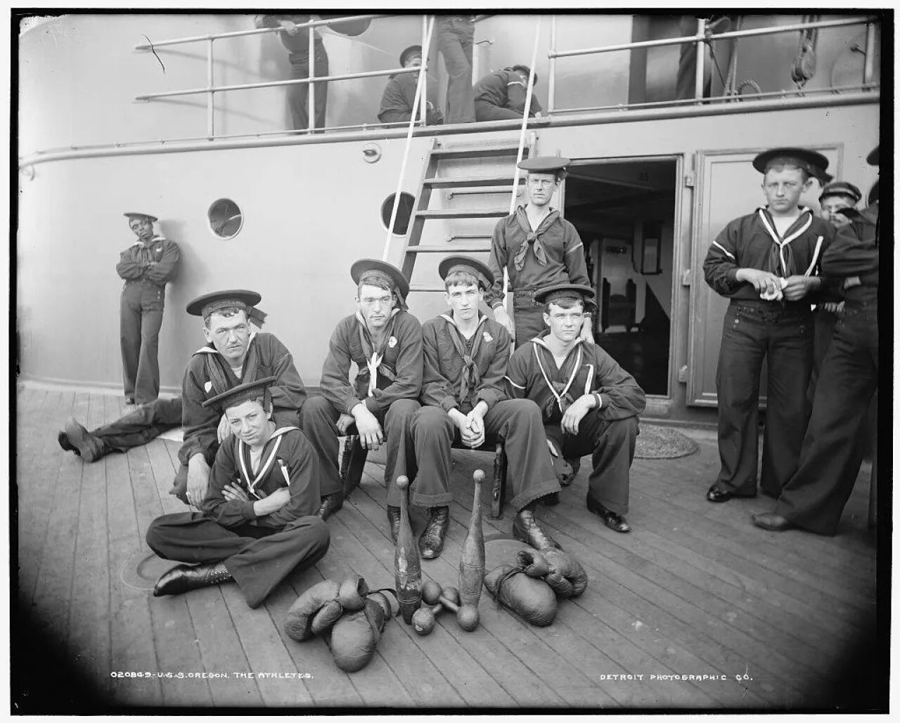 Моряки на палубе. Палуба военного корабля. Матросы на корабле. Старые моряки на палубе.