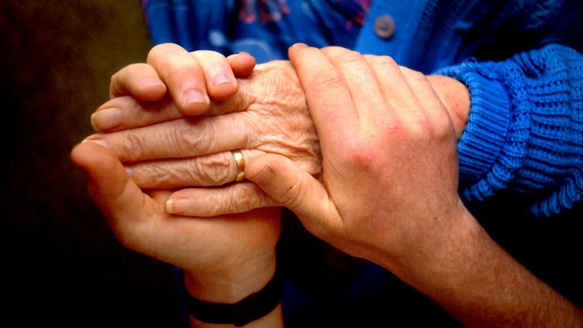 Пожилые держатся за руки. Примные семьи для пожилыхлюдей. Приёмная семья для пожилого человека. Социальная помощь пожилым руки. Приемная семья для пожилых людей и инвалидов.