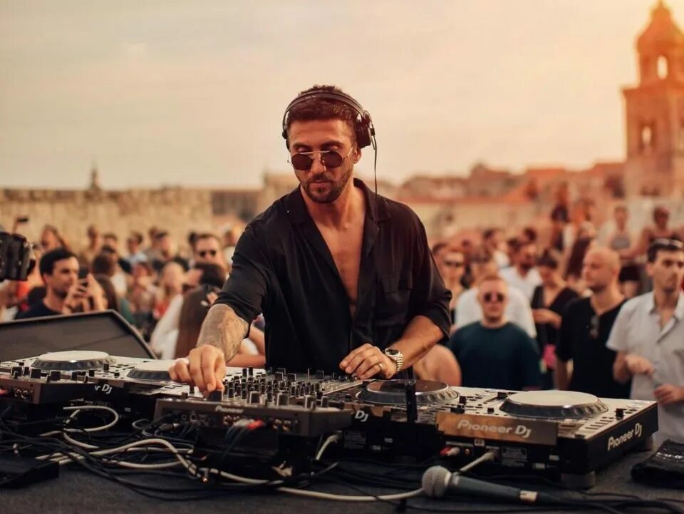 Since 82. Hot since 82 DJ Set. Диджей сет. Диджей в горах.