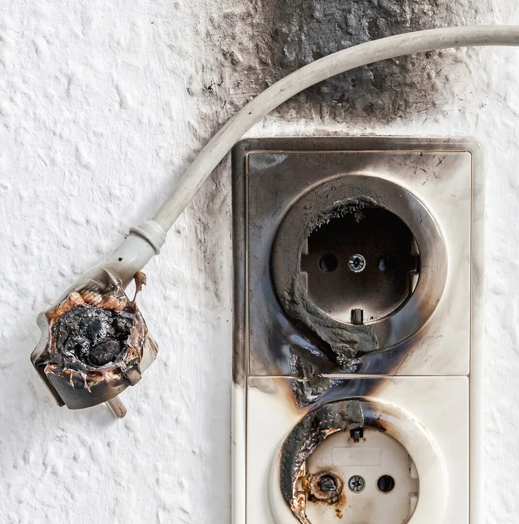 Греется розетка. Искрит розетка. Монтаж розеток старых. Розетка в розетку. Неисправный электрическая розетка.