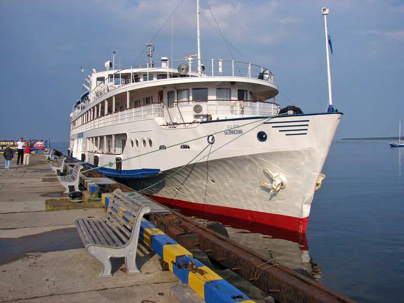 теплоход причалил. северный речной вокзал корабль. речной вокзал причал 2. капитан пушкарев теплоход. чехов теплоход красноярск.