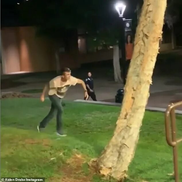 Пьяных сбежал. Пьяных сбежал. Пьяных сбежал. Толстяк бежит. Пьяных сбежал.