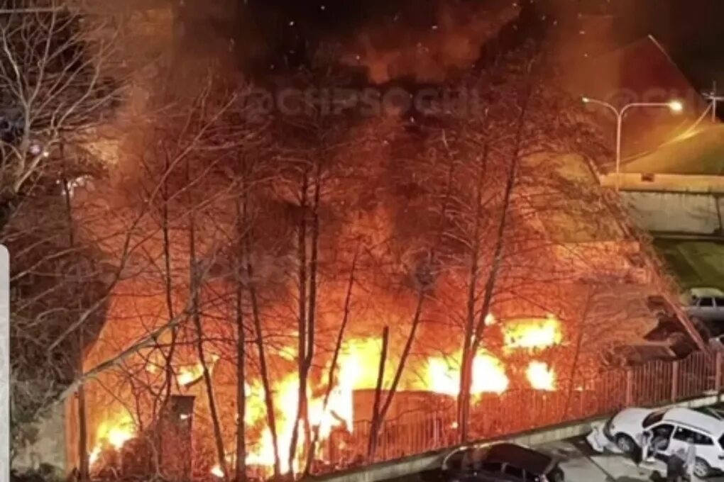 В сочи горит аэропорт. Пожар в Сочи сегодня ночью. Сгоревший дом в Ейске. Пожар в Ейске 15.01.2022. Сгоревшая гостиница в Сочи.