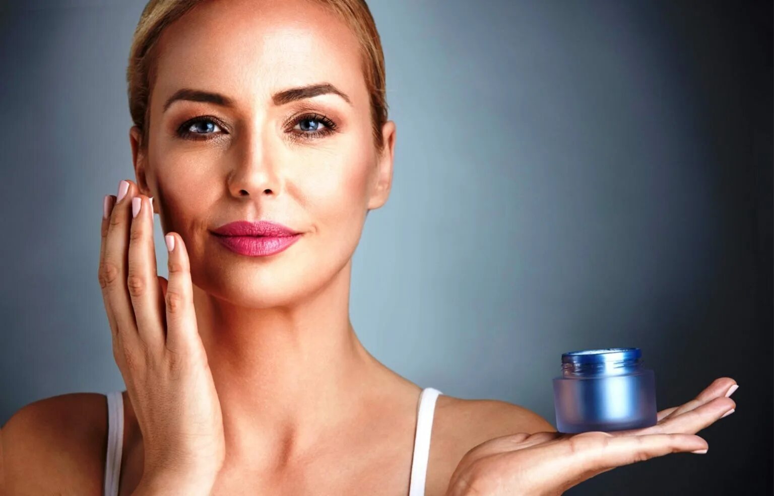 Сохранение молодости кожи. Морщины на лице. Девушка с морщинами на лице. Женщина с морщинами. Пилинг для лица.