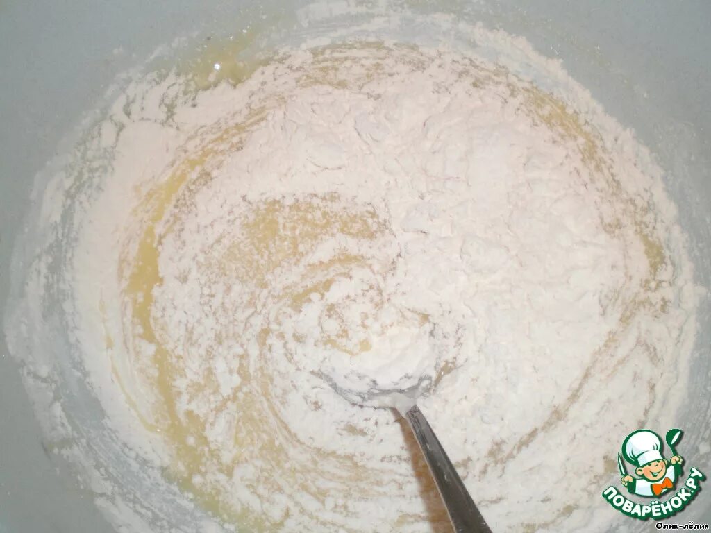 Рецепт сметанного теста. Делим тесто на куски. Рецепт сметанного теста. Дрожжи теста сметана. Тесто для ватрушек.