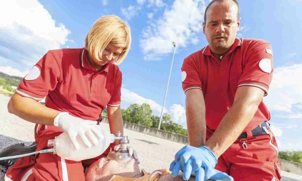 Анд помощь. Оказание медицинской помощи. оказание первой помощи человечки. первая медицинская помощь на улице.