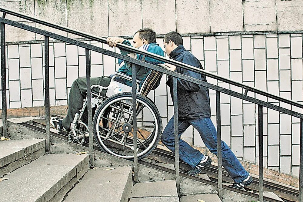 Барьеры для инвалидов. Инвалид колясочник. Дискриминация людей с ограниченными возможностями. Коляска для инвалидов. Должник инвалид