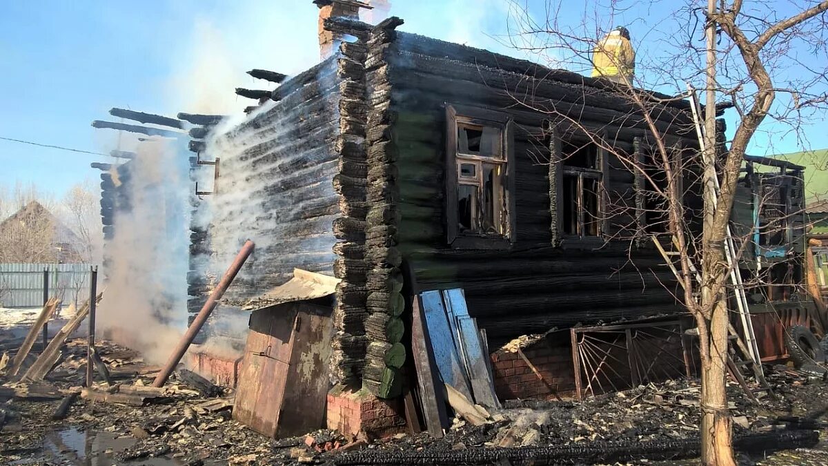 Деревня Зворково Орехово-Зуевский район. Сгоревший дом в Лухе Ивановской области. Сгоревший деревянный дом. Дом после пожара. Горит дом к чему снится женщине