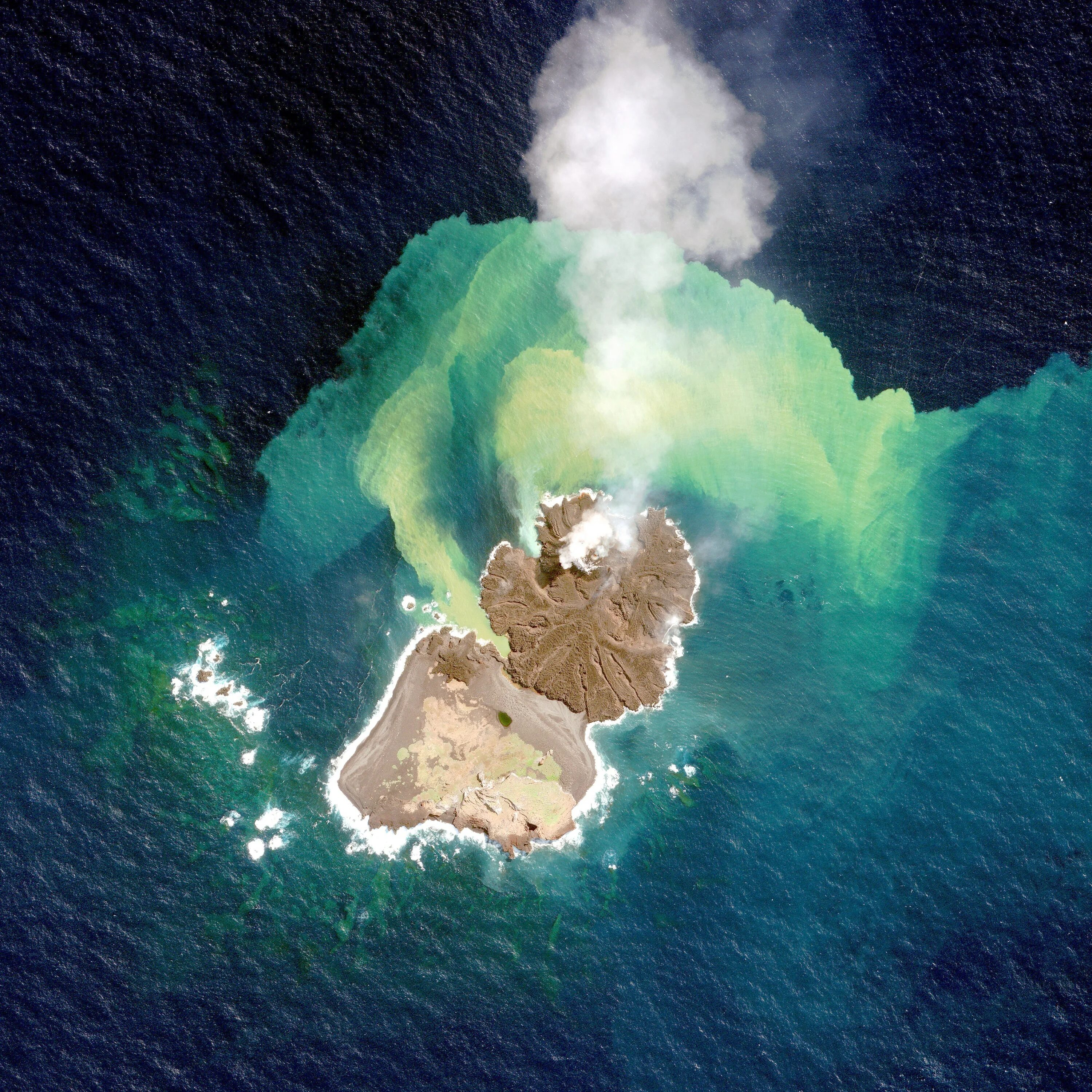 Открой новый остров. Вулканический остров Ниидзима. Остров Идзу Япония. Остров Миякедзима, Япония. Архипелаг Идзу, остров Миякедзима.