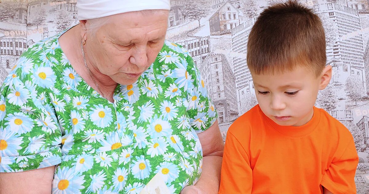 Бабушки нянчатся. Бабушка и внук. Бабушки нянчатся с внуками. Бабушка и внучка. Бабушка укладывает внука.