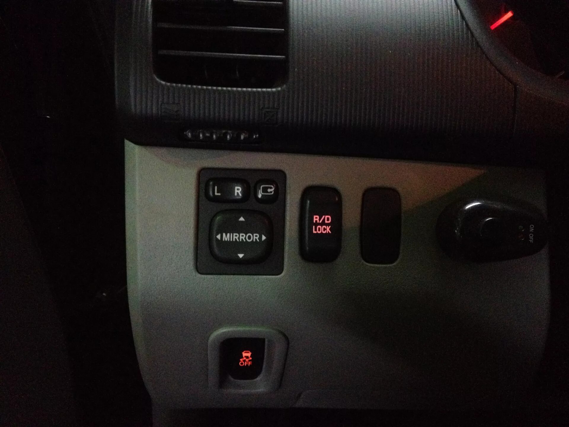 Кнопка r/d lock митсубиси паджеро 2. R/d lock l200 кнопка. Кнопка rd lock паджеро 4. R d lock. Mitsubishi l200, 2014 кнопка esp.