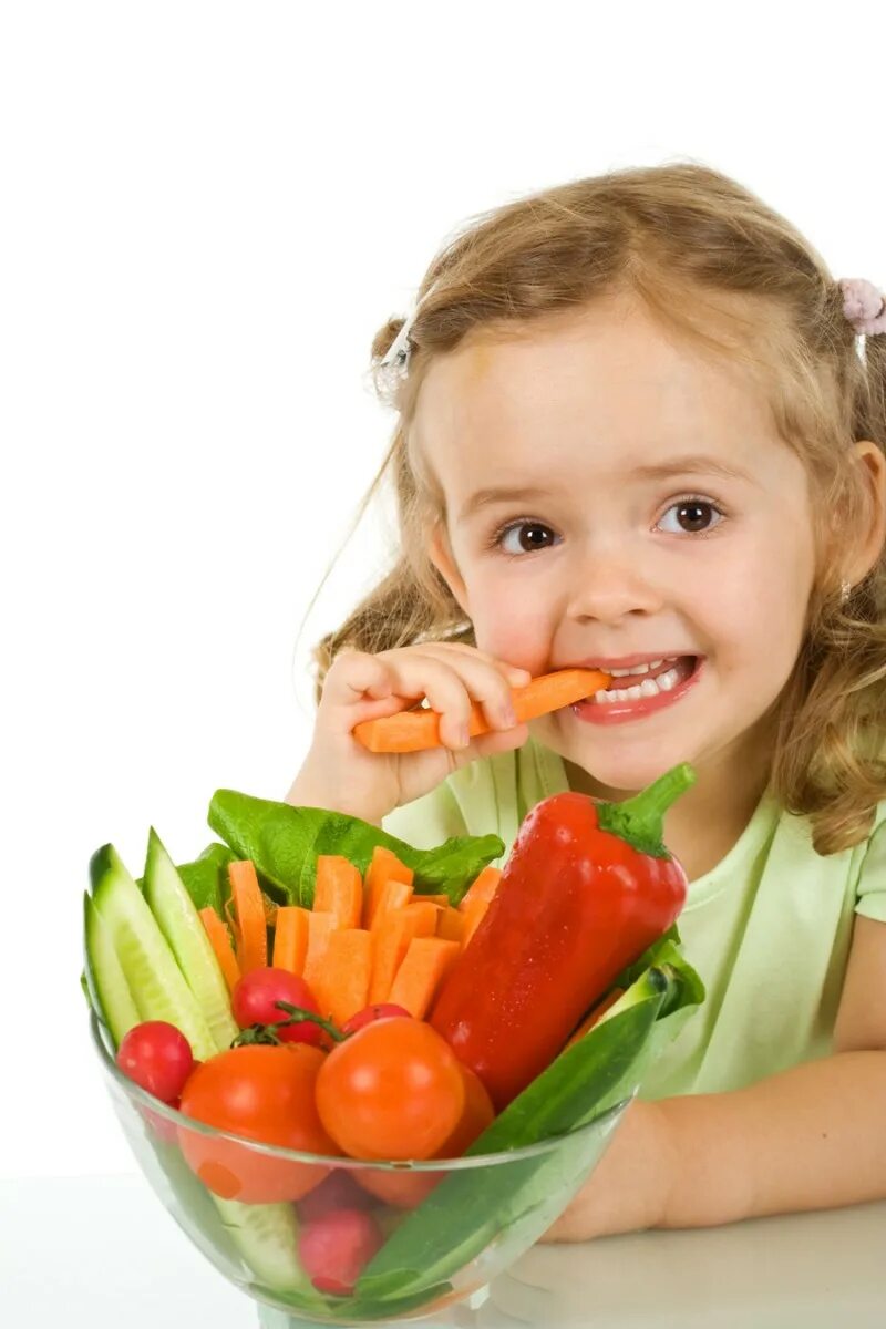 Здоровое питание детей 7 лет. Ребенок ест овощи и фрукты. Овощи для детей. Здоровый ребенок. Здоровое питание для детей.