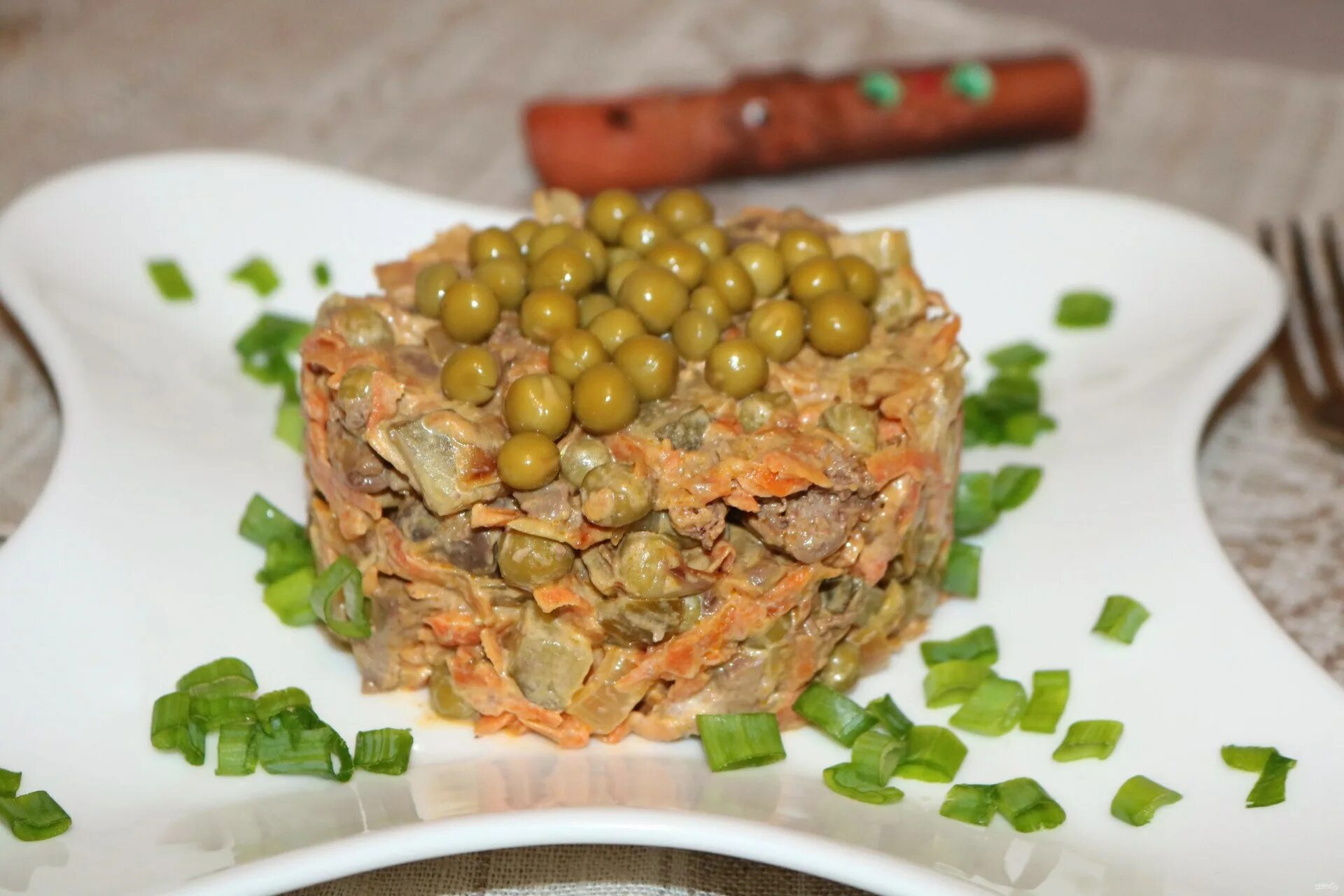 Салат из свиной печени с солеными. Салат с печенью и горошком. Салат из печени с горошком. Салат с печенкой и горошком. Салат с печенью и солеными огурцами.