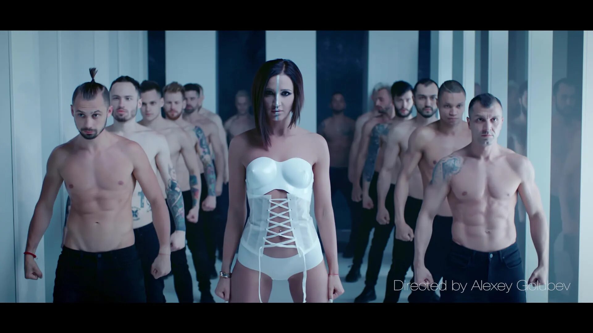 Ольга бузова из мало половин. Ольга бузова фото мало половин. Мало мало половин мало мало половин. Пало половин. Ольга бузова мало половин.