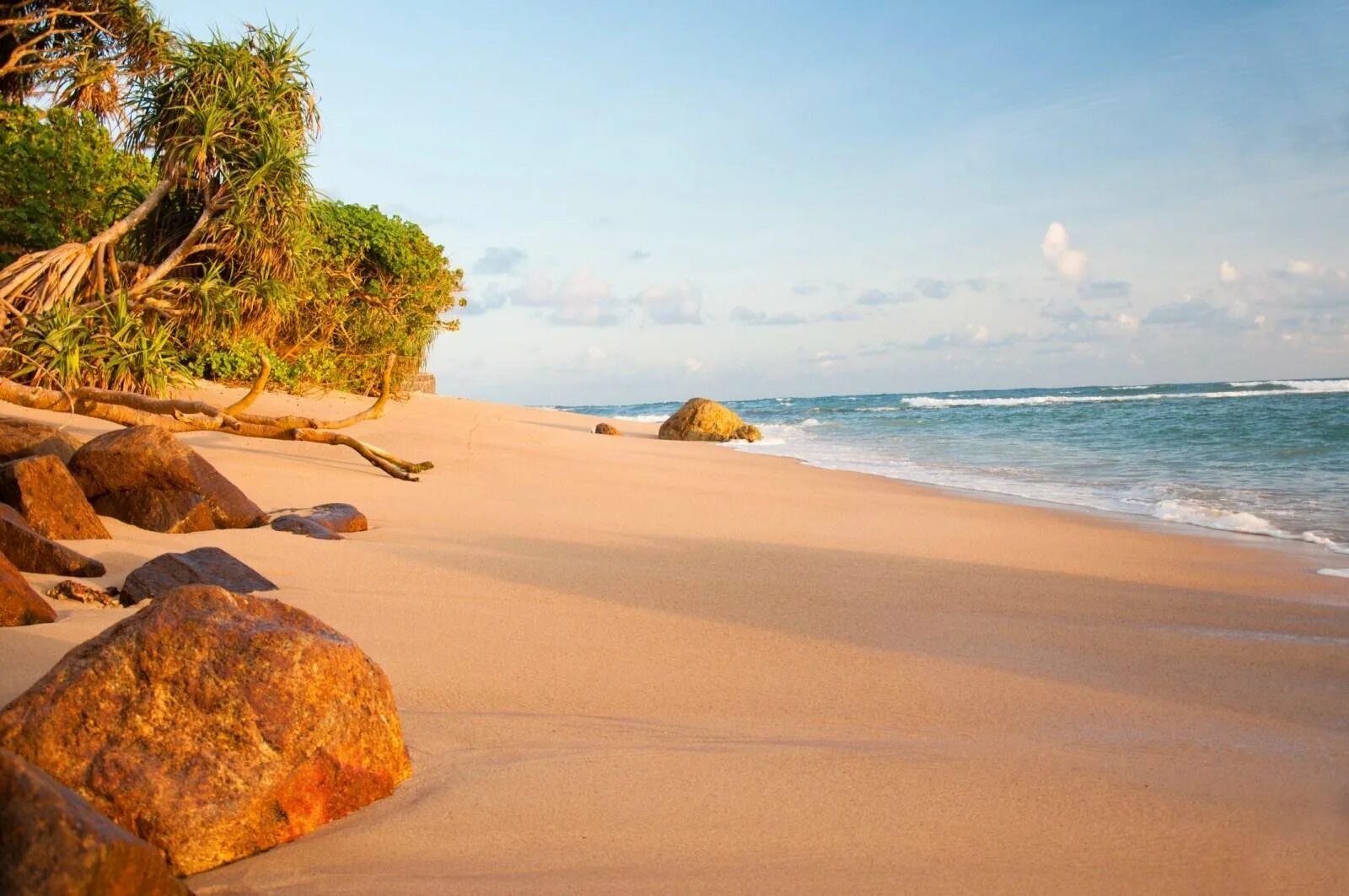 Пляжи шри ланка отзывы. Шри Ланка пляжи. Остров Цейлон Шри Ланка. Хиккадува Шри Ланка. Мыс Велигама Шри Ланка.