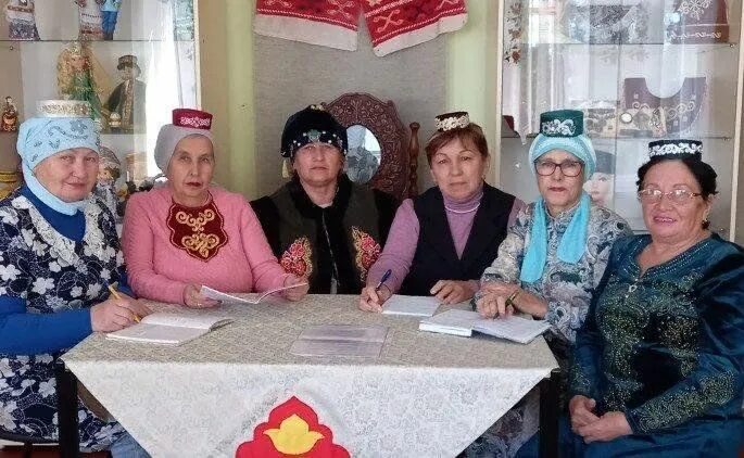 Головной убор татарки своими руками. Девушка калфак. Песня ак калфак. Ак калфак общественная организация татарских женщин логотип. Песня ак калфак.