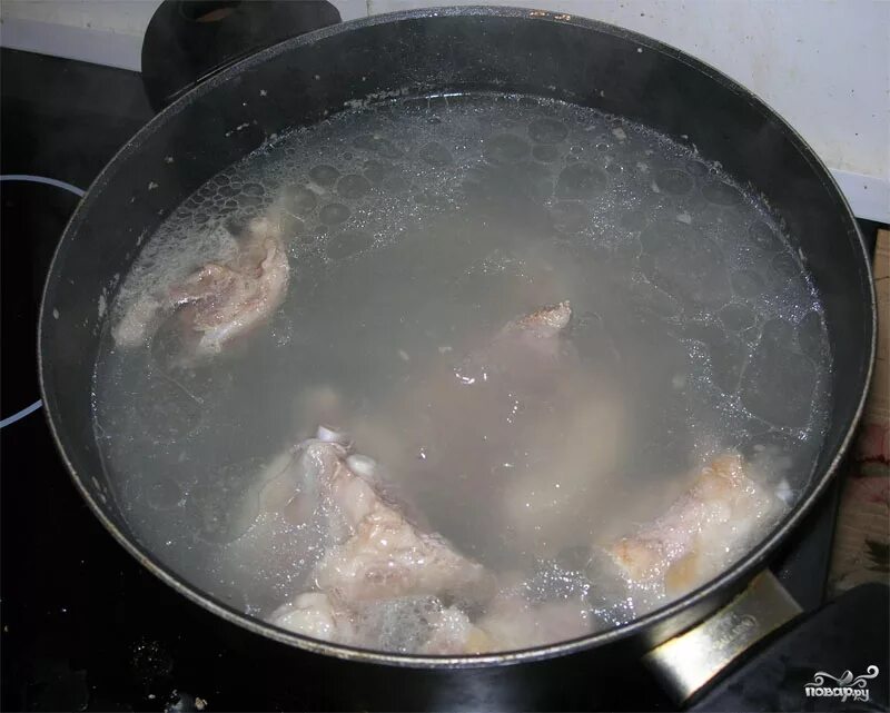 Ли варить бульон из замороженного мяса. Свинина для бульона. свиные ребрышки для бульона. мясной бульон из свиных косточек?. варка бульона в кастрюле.