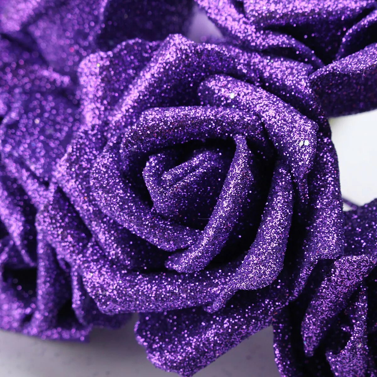 Фиолетовые блестки. Цветы с блёстками. Фиолетовый цвет с блестками. Розы с блёстками.