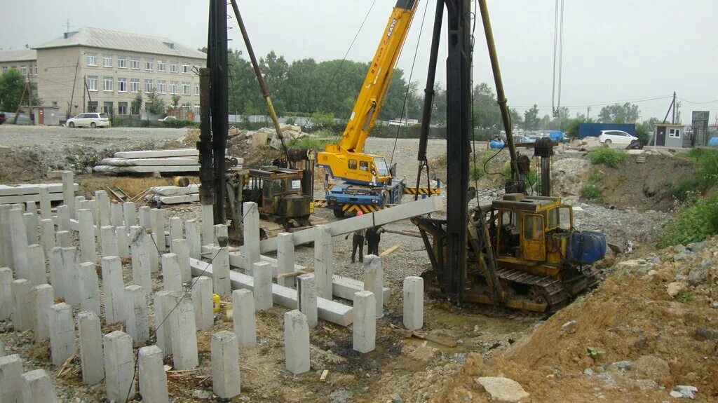 Забивка свай 400х400. Сваи забили строительный. Кондуктор для погружения свай 1420. Жби сваи. Сгк 300 стройматик сваебойная.