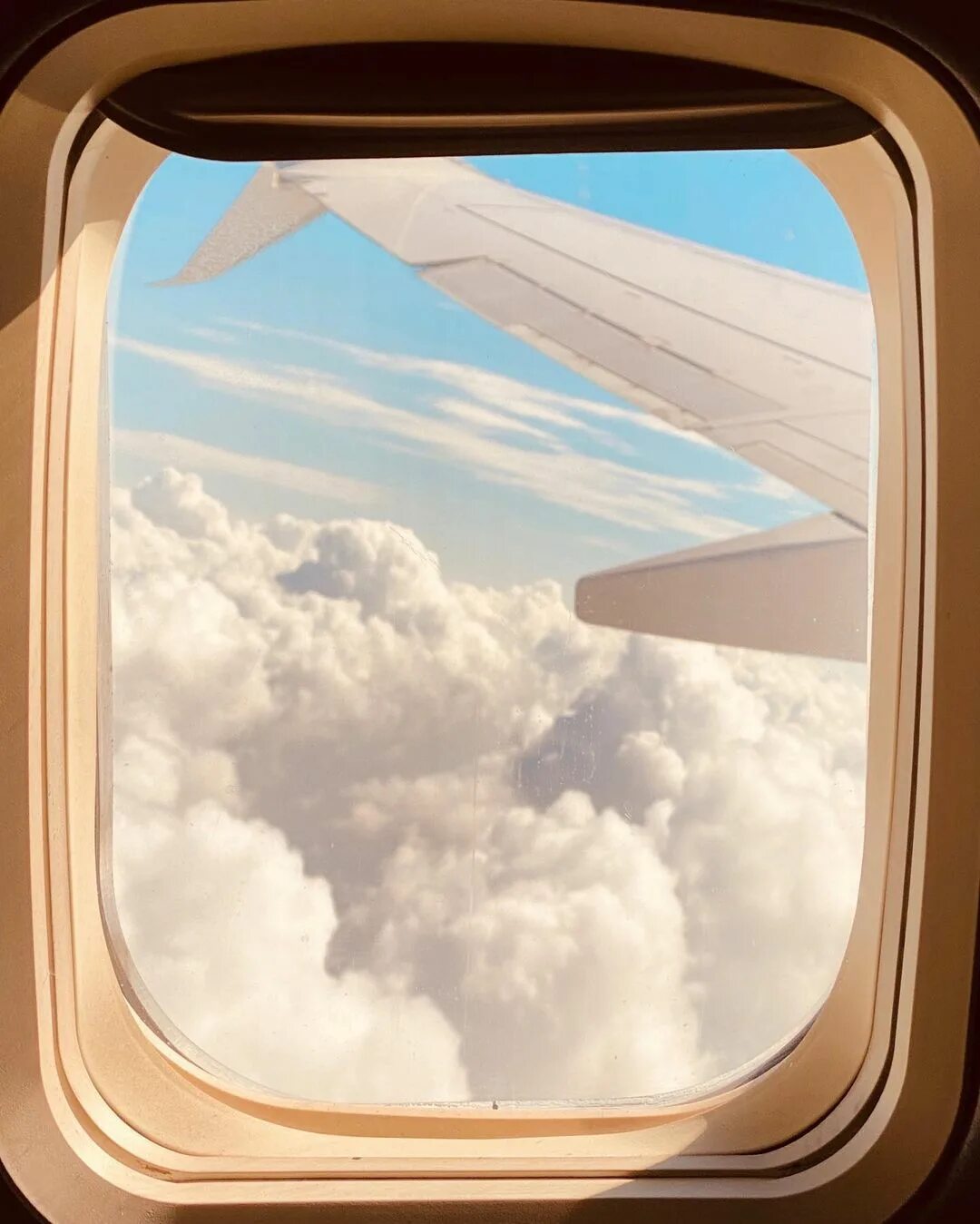 3. Instant smoke window csgo. Место у иллюминатора. Иллюминатор самолета прикол. Doubletree by hilton dubai m square hotel residences 5 дубай.