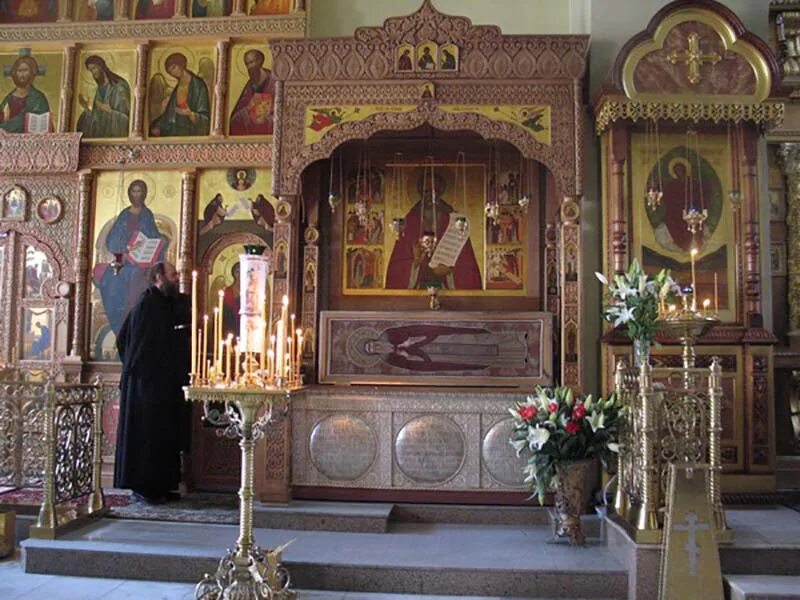 Оптина пустынь мощи амвросия оптинского. Казанский храм в оптиной пустыни. Иконы оптиной пустыни. Оптина пустынь владимирский храм мощи. Иконы оптиной пустыни.