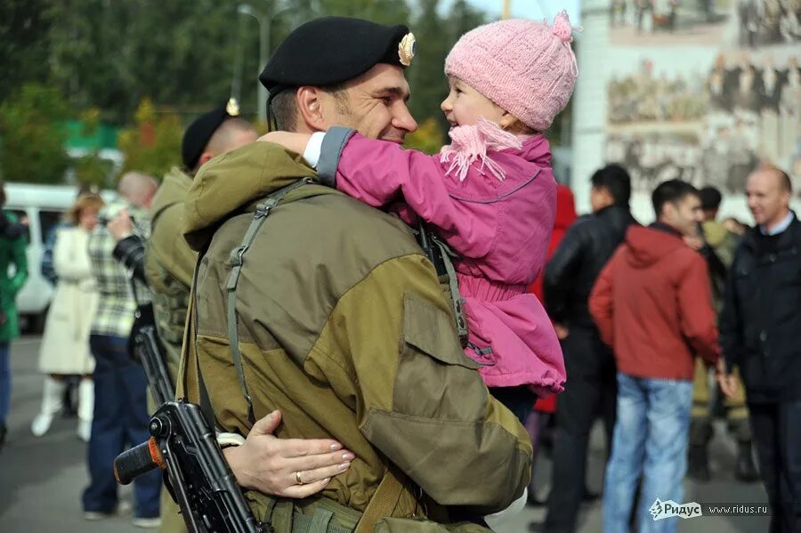 Стихи на тему возвращения домой. Я возвращаюсь домой. Родные возвращаются домой. Родные возвращаются домой. Грогу мемы.