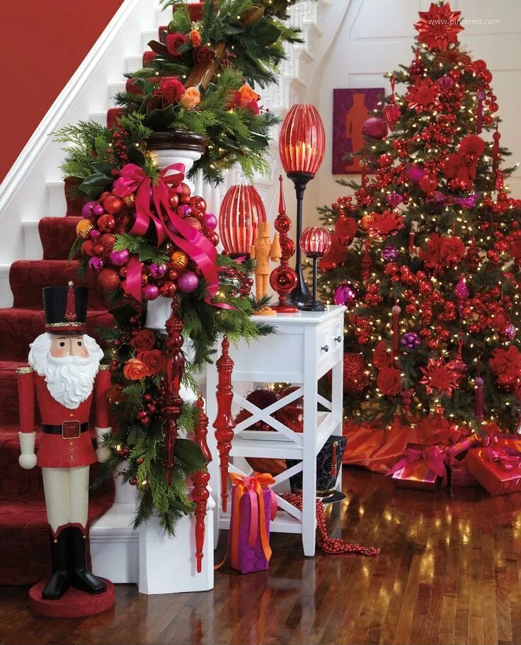 Декор под елку. Крисмас декоратион. Classic Christmas Tree ель марсала 1.55. Елка в Красном стиле. Новогодний интерьер.