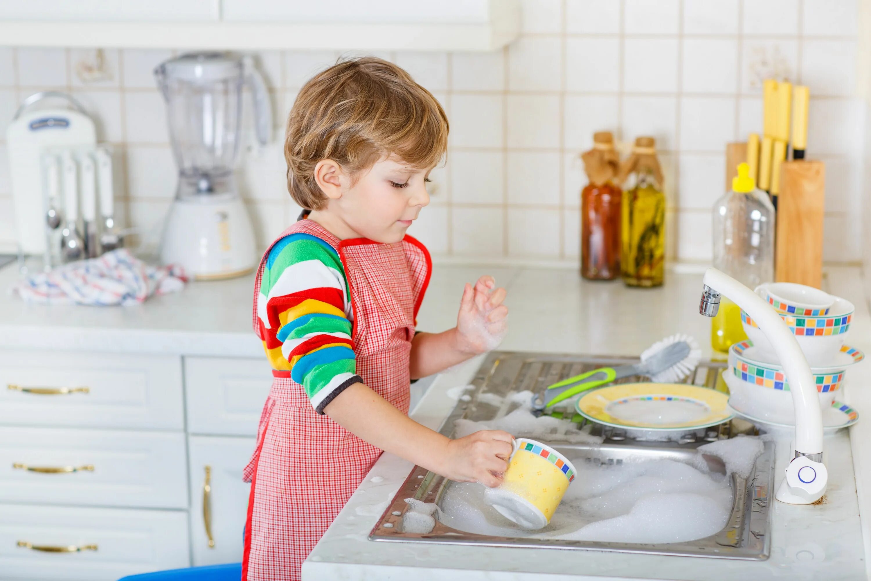 Мытье посуды детьми. Самостоятельность ребенка. Самостоятельный ребенок. Воспитание самостоятельности у детей. Посуда для детей.
