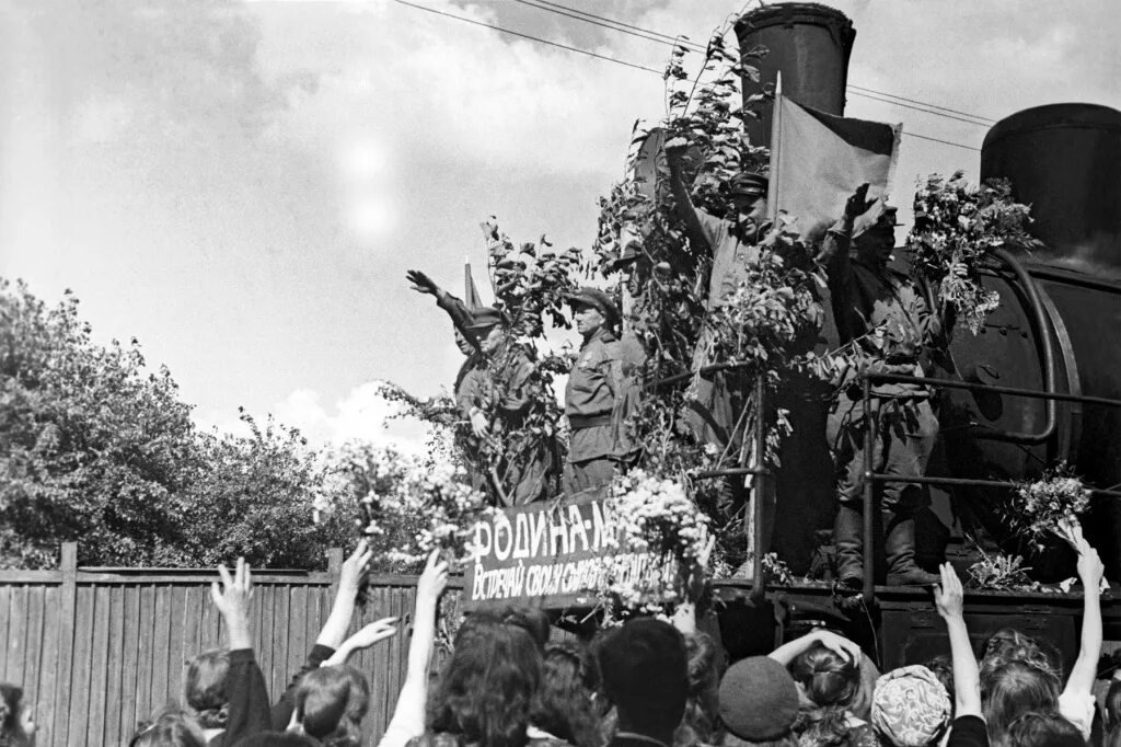 Фото великой победы 1941 1945. Встреча поезда Победы 1945. Кадры Победы 1945. Встреча победителей на белорусском вокзале 1945 год. Фотохроника Победы 1945.