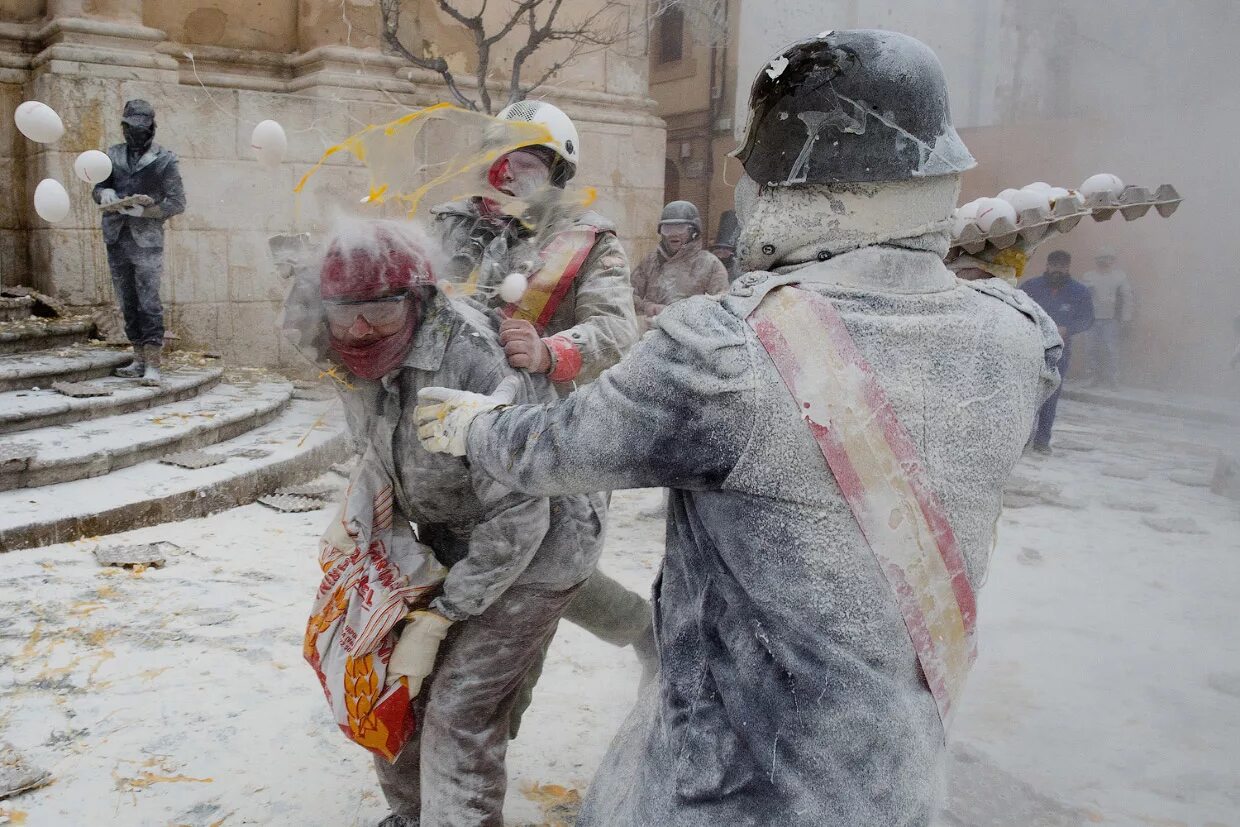 яично мучная битва в испании. яично мучная битва в испании. яичные бои. яично мучная битва в испании что означает. яично-мучная война «enfarinats».