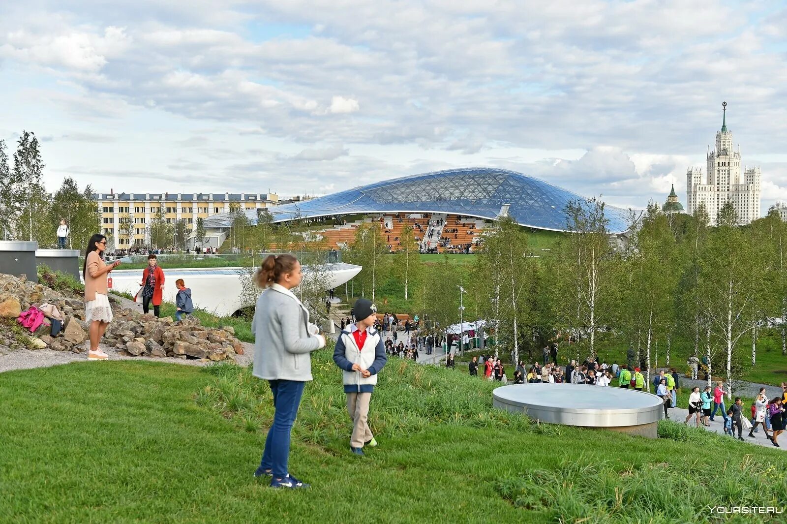 Парк зарядье в москве. Чапаевский парк москва. Парки москвы откроются. Ландшафтный парк зарядье. Парк в москве.