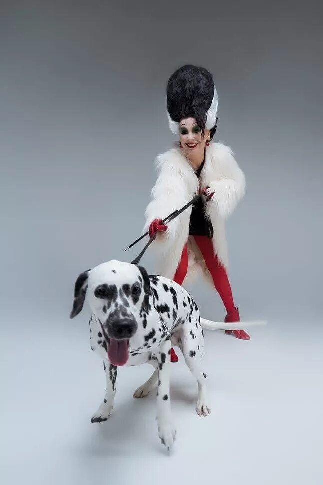 Mini cruella. 101 Далматинец 2021 Круэлла. Круэлла 2021. 101 Далматинец Круэлла де Виль игрушки. 101 Далматинец собака Круэллы.