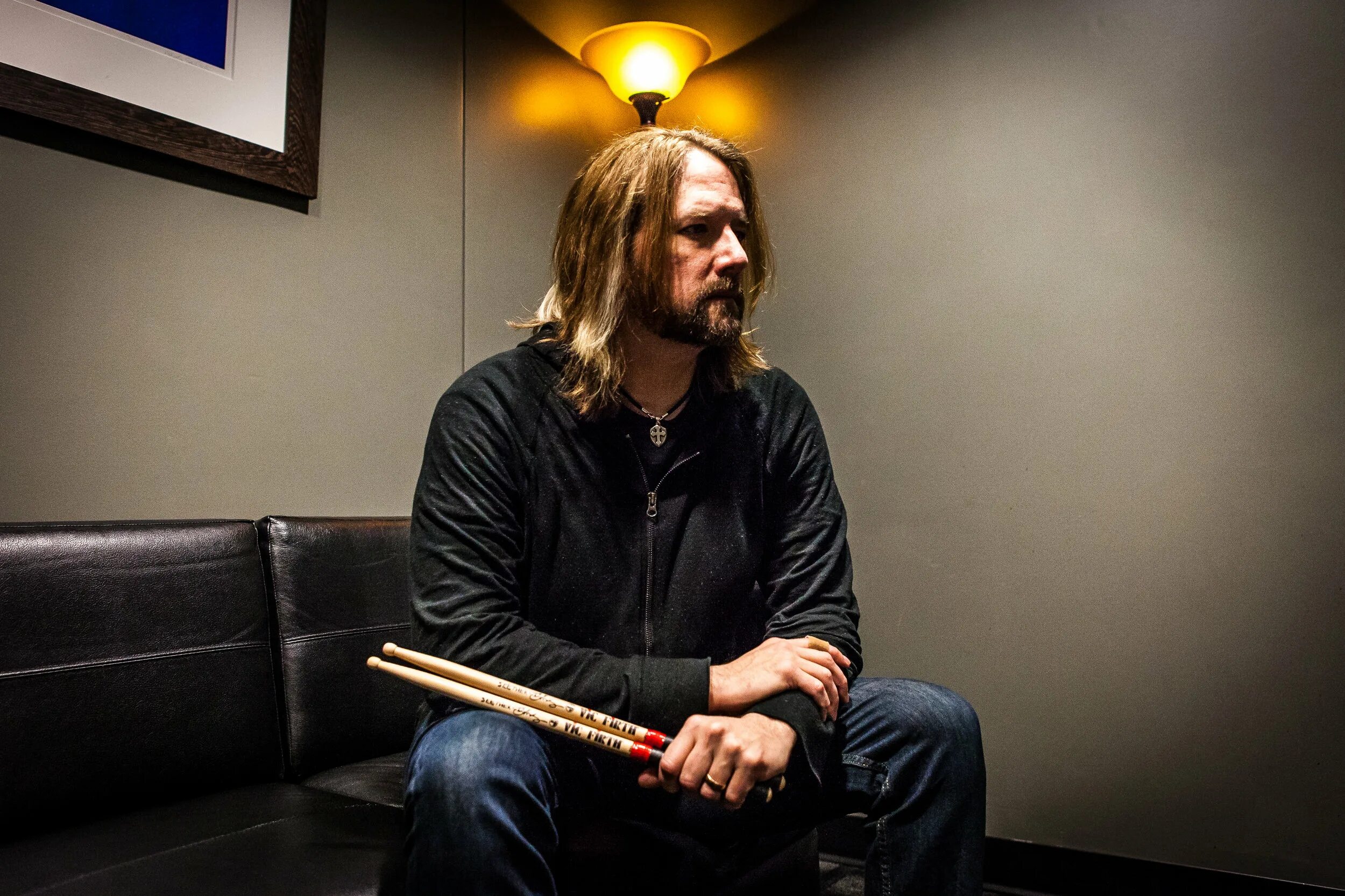 Поет хриплым голосом мужчина. John Humphrey Seether. John Humphrey Drummer. Певец с хриплым голосом. Пианист вокалист гитарист.