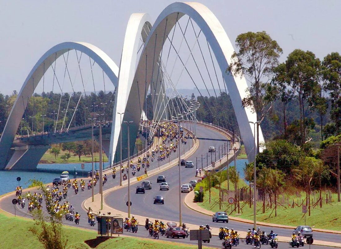 Столица бразилии бразилиа. Мост Жуселину Бразилиа. Мост Жуселину Кубичек Бразилия. Мост Жуселину Кубичека, Бразилиа, Бразилия. Мост Juscelino Kubitschek в Бразилиа (Бразилия).