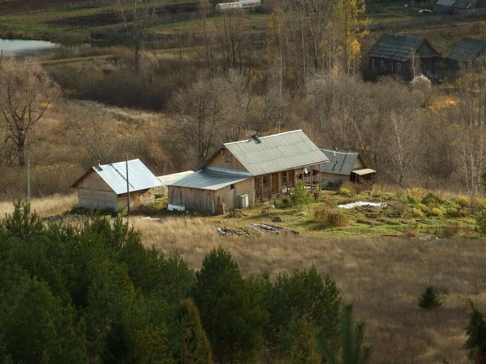 Переехали из города в село. Деревня. Вид на деревню с холма. Деревни Пермского края. Русское село.