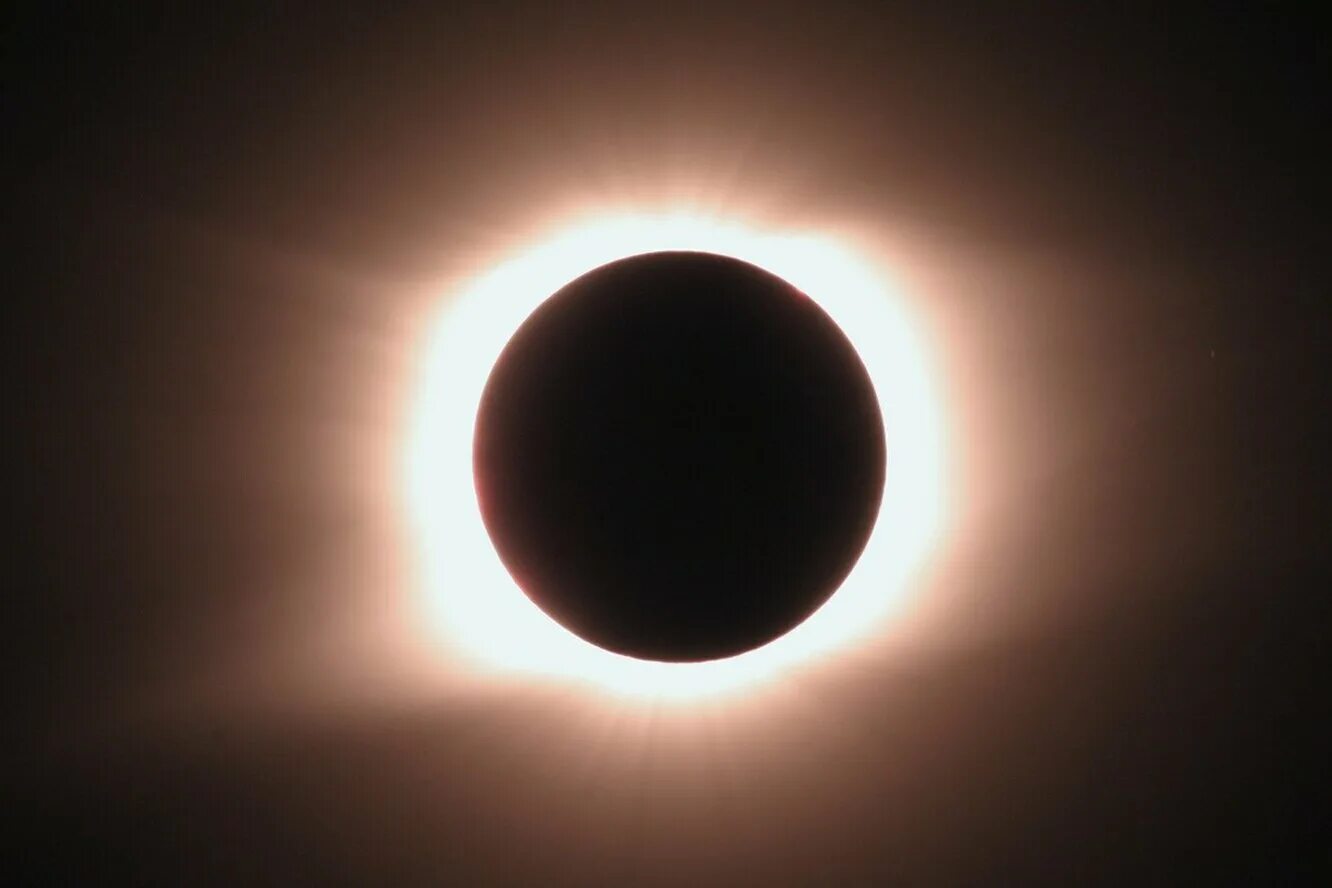 Кольцеобразное солнечное затмение. Eclipse Solar затмение. Солнечное затмение в поле. Фотографии солнечного затмения. Солнечное затмение картинки