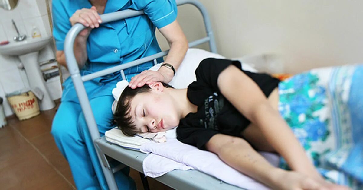 Ребенок на каталке в больнице. Родители без сознания