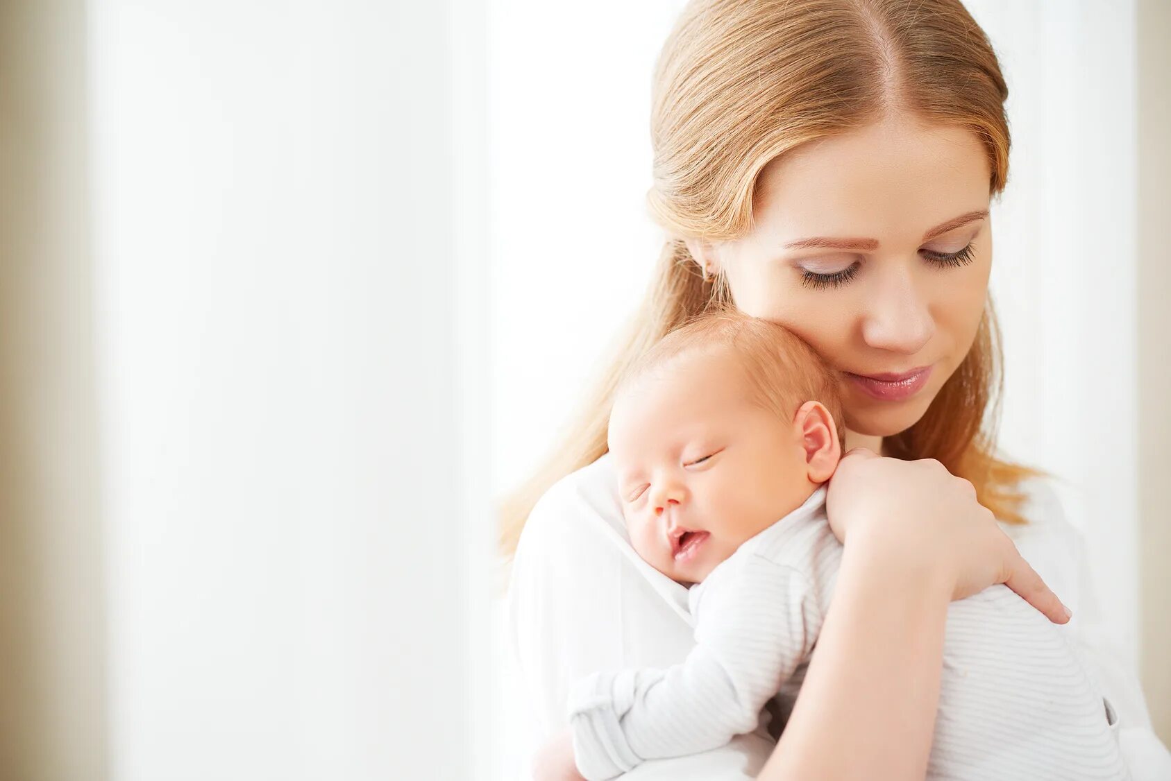 Женщина и новорожденный. Новорожденный ребенок. My mother care. My mother care. Стрижки для мам с маленькими детьми.