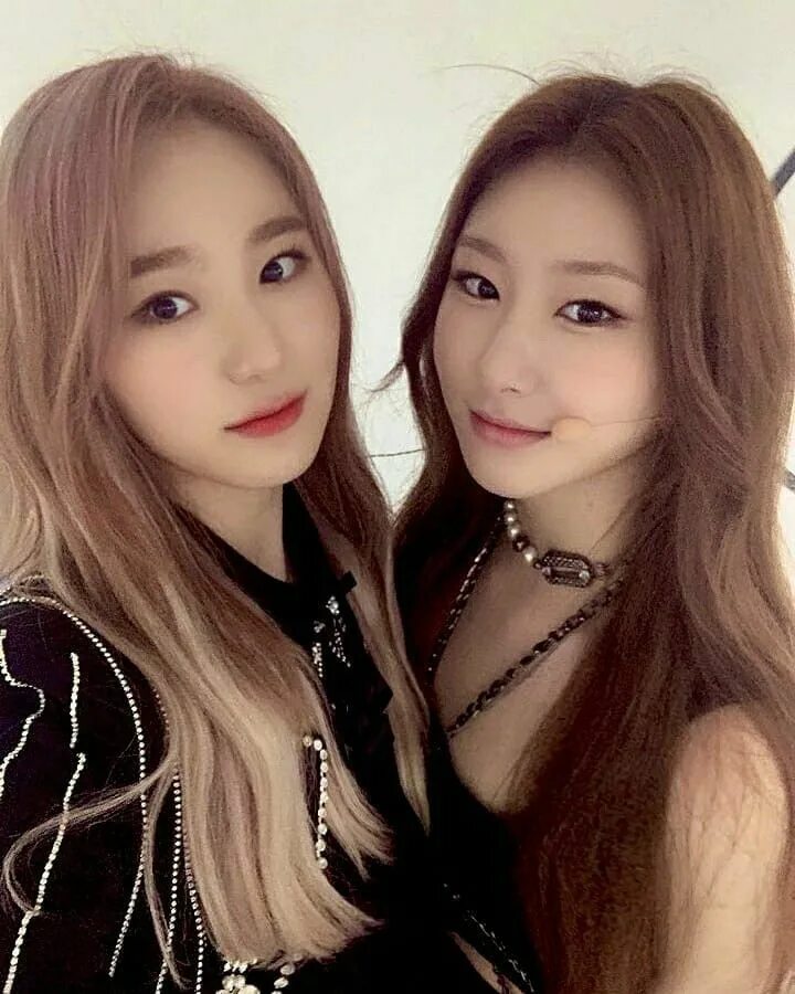 Chaeyeon and Chaeryeong. Iz*one Lee Chaeyeon. Chaeyeon Izone Chaeryeong Itzy. Чеён и черён сестры.