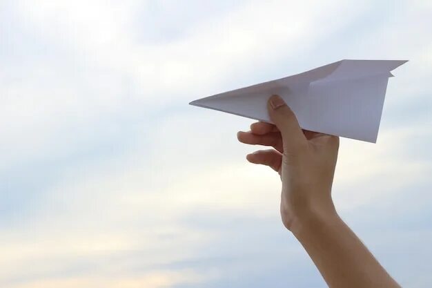 Самолет бумажный теперь уже не важно. Бумажный самолетик. Самолетик на руке. Бумажный самолет в руке. Бумажный самолет в небе.