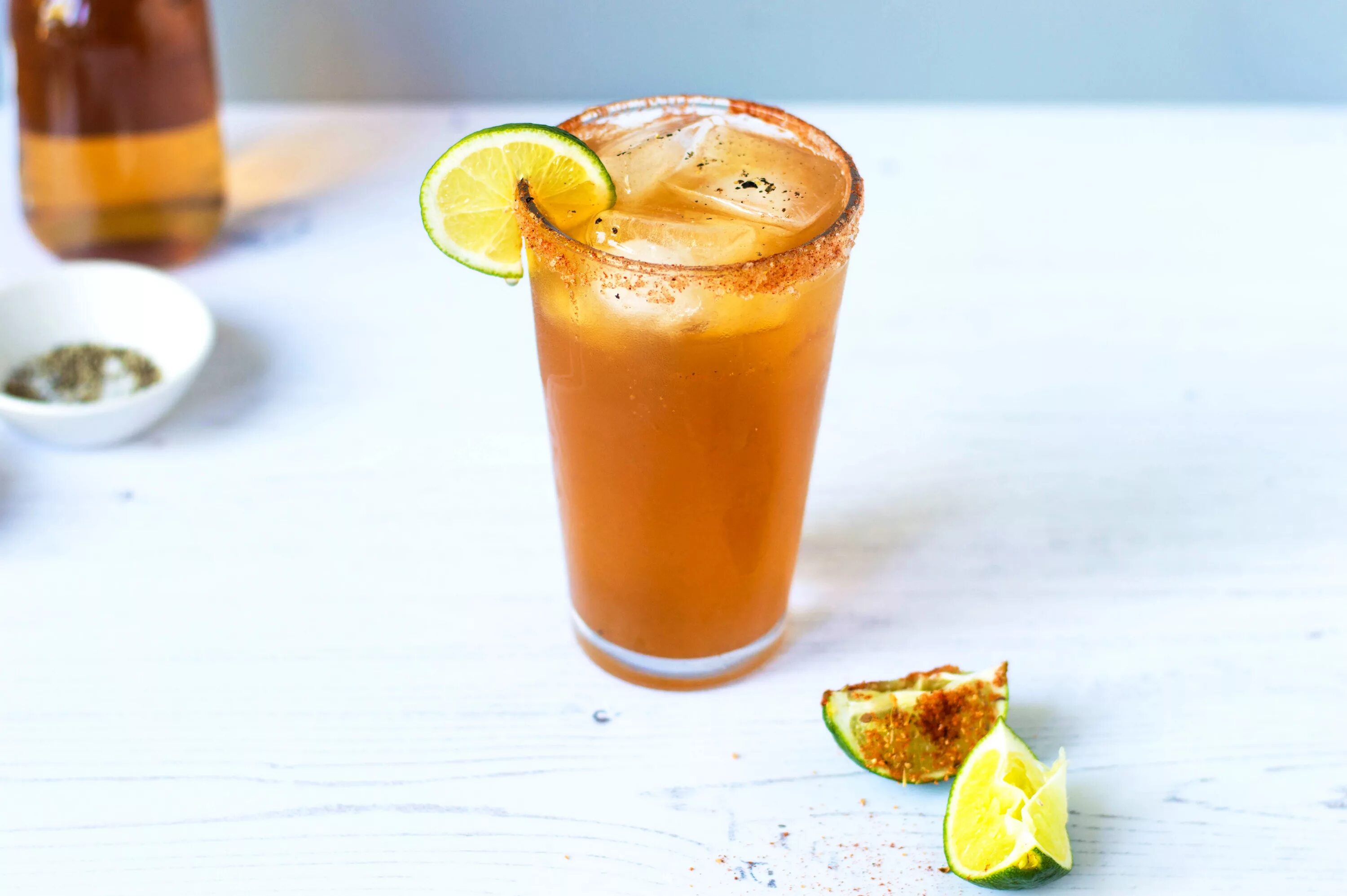 Michelada. Мичелада коктейль. Напиток Beer Mix. Мичелада пиво. Пряный коктейль