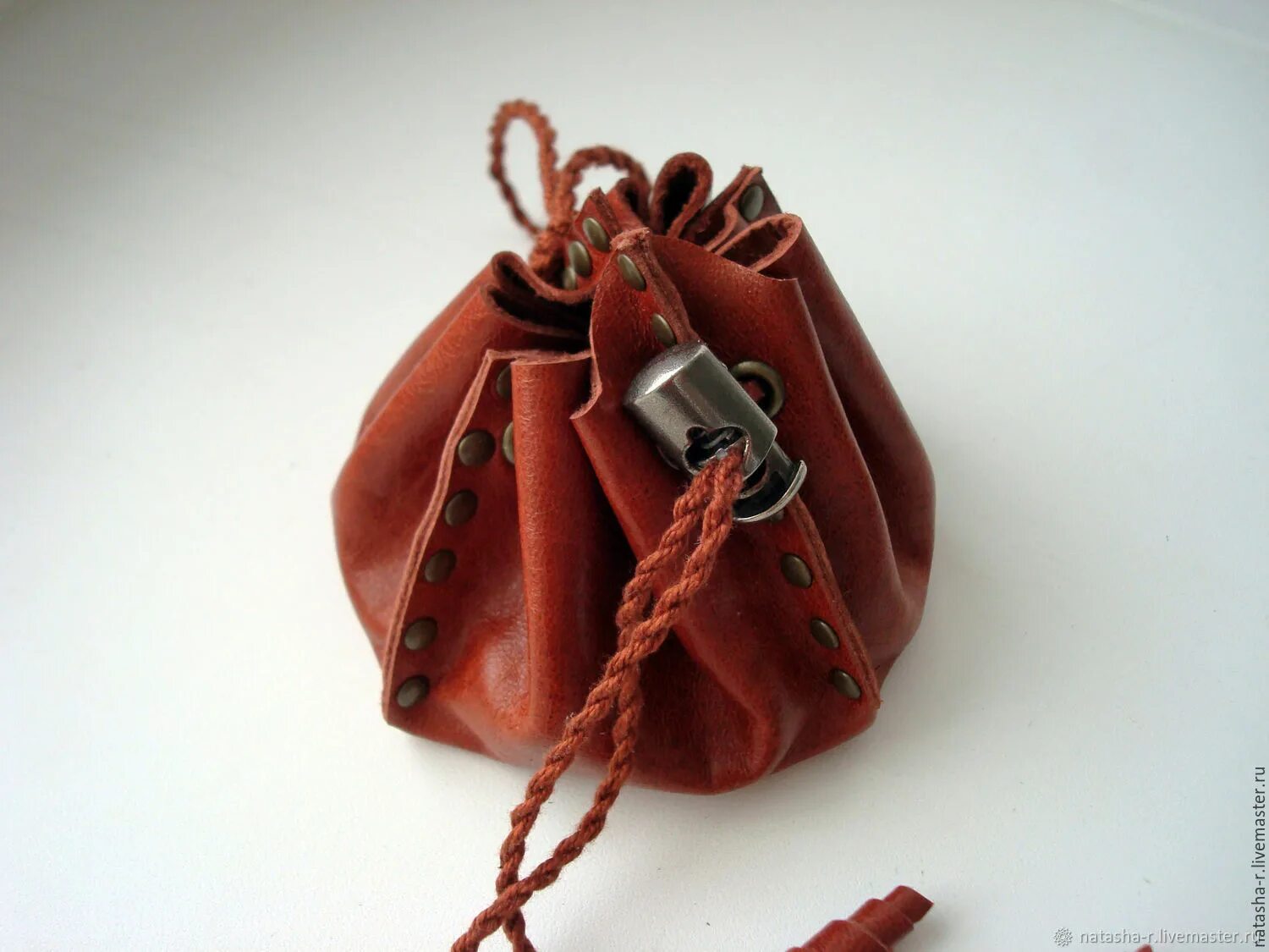 Кожаный мешочек. Кожаный мешочек для мелочи. Кожаный мешочек для мелочи. Мешочек из кожи. Кожаный кисет для монет.